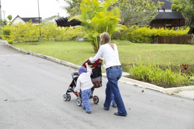 Ona çocuk ile güzel annesi