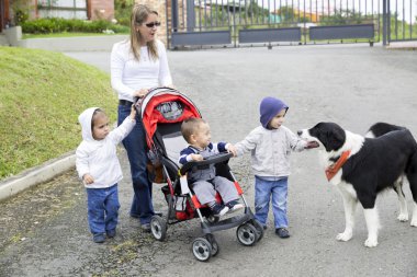 çocuk ve köpek ile güzel annesi