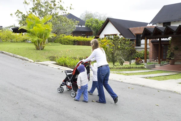 Ona çocuk ile güzel annesi