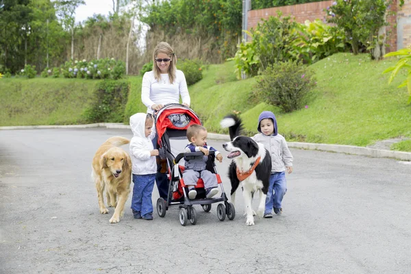 Madre encantadora con sus hijos —  Fotos de Stock