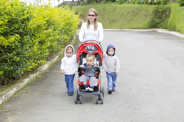 Vackra mamma med sina barn — Stockfoto