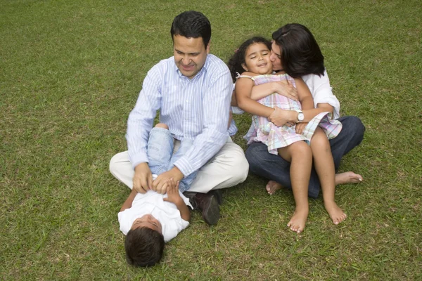 Adorável família — Fotografia de Stock