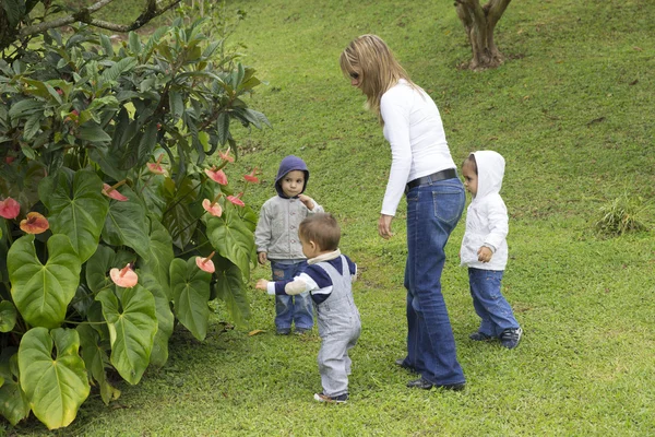 Mãe adorável com seus filhos ao ar livre — Fotografia de Stock