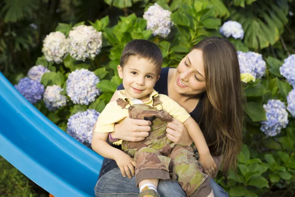 Preciosa madre y niño — Foto de Stock