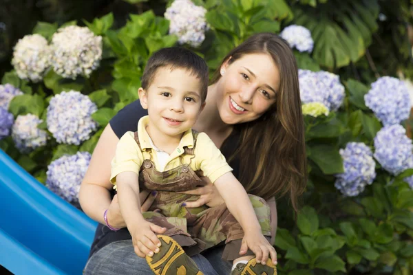 Härlig mamma och pojke — Stockfoto