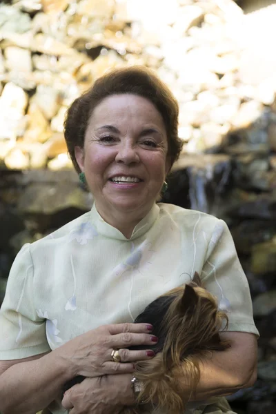 Feliz abuela y su perro — Foto de Stock