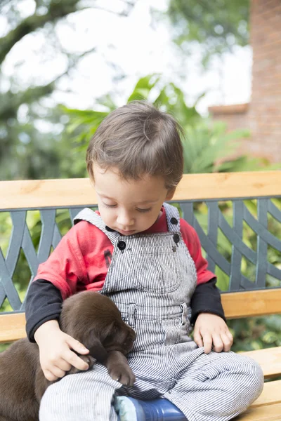 Bebê adorável e seu cão — Fotografia de Stock