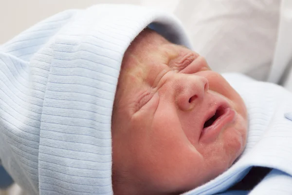 Un nouveau-né bébé garçon pleure — Photo