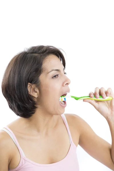 Mujer atractiva cepillándose los dientes —  Fotos de Stock