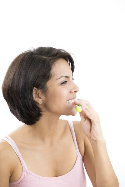 Mujer atractiva cepillándose los dientes —  Fotos de Stock