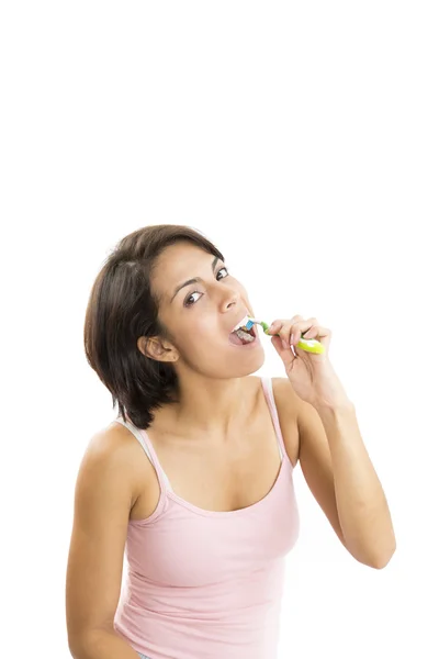 Attraktiv kvinde børstning tænder - Stock-foto