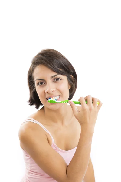 Atraktivní žena čištění zubů — Stock fotografie