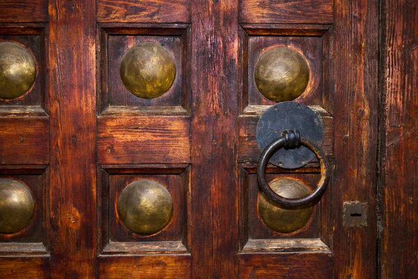 Stare drzwi z klamką drzwi koło żelaza — Zdjęcie stockowe