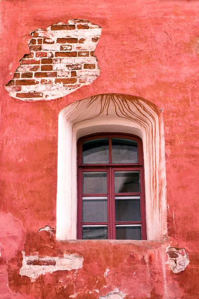 Fenêtre de l'ancien bâtiment du 19ème siècle en Russie — Photo