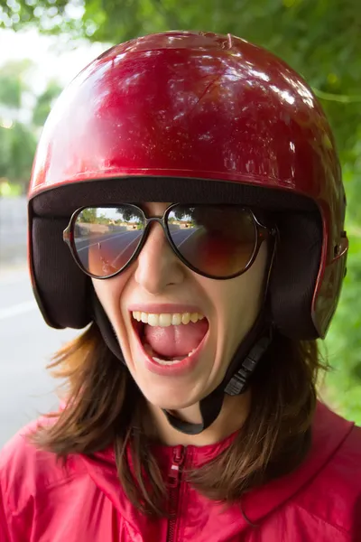 Jovem mulher assustada no capacete da motocicleta — Fotografia de Stock