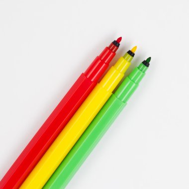 yeşil, sarı ve kırmızı marker kalem