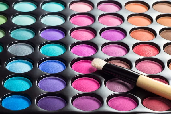 Lidschatten-Palette mit Make-up-Pinsel — Stockfoto