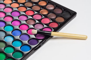 Makyaj fırça ile göz gölgeler paleti