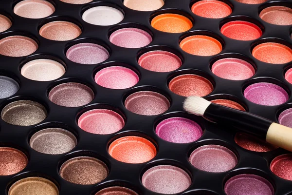 Eye shadows palet en make-up borstel — Stockfoto