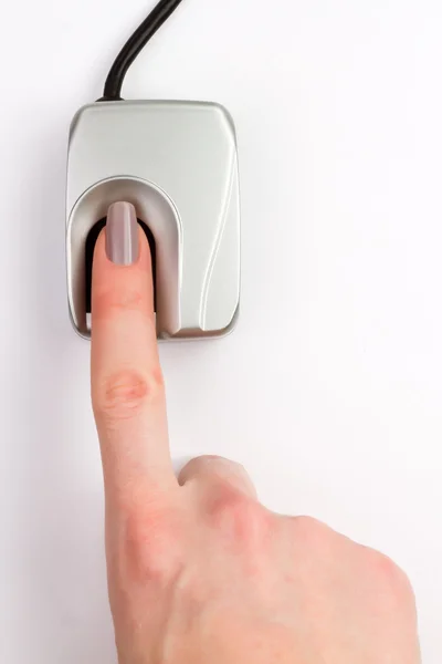 Палец на биометрическом сканере — стоковое фото