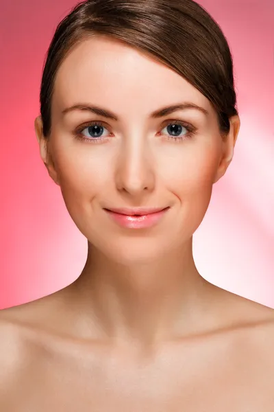 Retrato de uma jovem bonita com um fundo rosado. Beleza limpa . — Fotografia de Stock