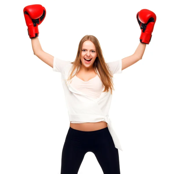 Donna che festeggia con le braccia alzate indossando guanti da boxe isolato — Foto Stock