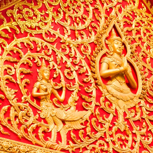 Zlatý Buddha na červeném pozadí z vientiane, laos wieng chan — Stock fotografie