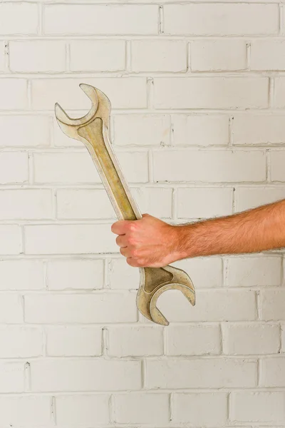 Gran llave contra la pared de ladrillo blanco — Foto de Stock
