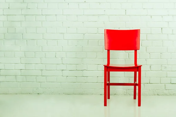 Chaise rouge dans une pièce vide — Photo