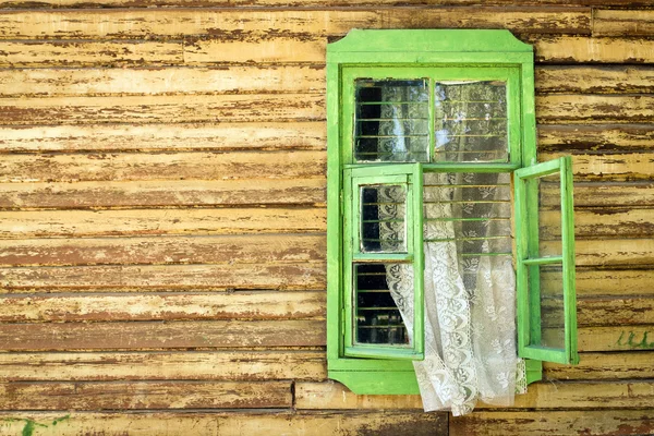 Fenêtre verte vintage en bois — Photo