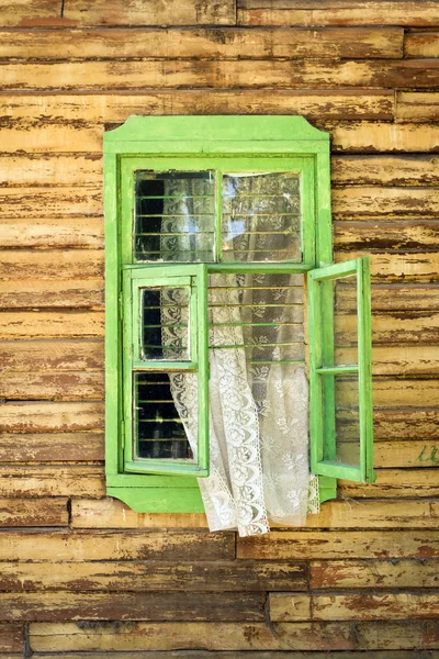 Fenêtre verte vintage en bois — Photo