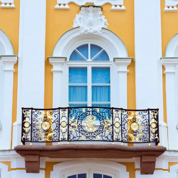 Peterhof grand palace exteriör - balkong. Peterhof, Ryssland — Stockfoto