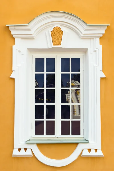 Peterhof grand palace exteriör - fönster — Stockfoto