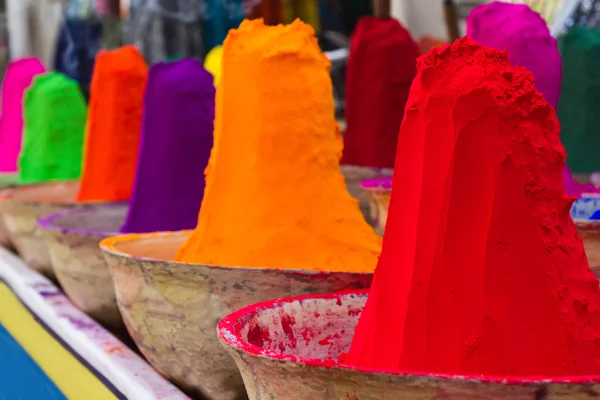 Montones de coloridos tintes en polvo utilizados para el festival holi — Foto de Stock