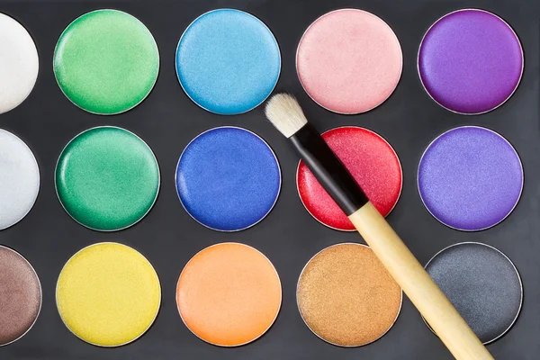 Palette de maquillage colorée avec pinceau de maquillage professionnel — Photo