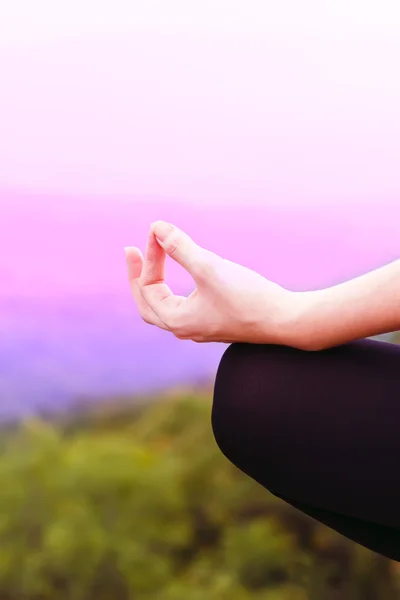 Donna di yoga in posa loto — Foto Stock