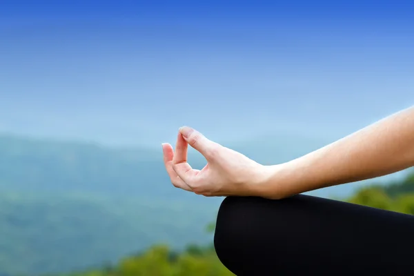 Donna di yoga in posa loto. Ragazza che pratica yoga all'aperto — Foto Stock