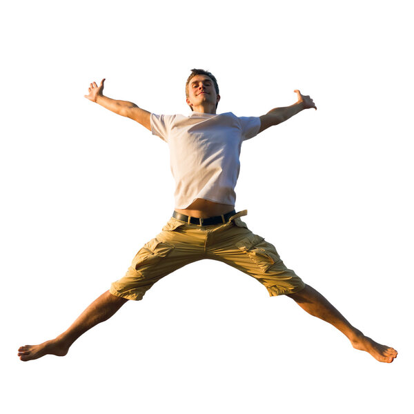 Счастливый молодой человек прыгает изолированный на белом фоне

