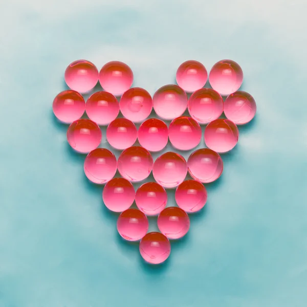 Kırmızı topları bir kalp şeklinde düzenlenmiştir. mutlu Sevgililer günü backgr — Stok fotoğraf