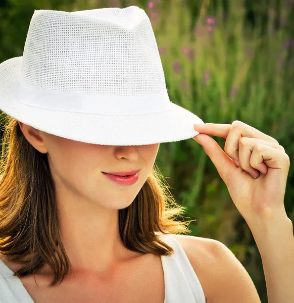 Beyaz şapka — Stok fotoğraf