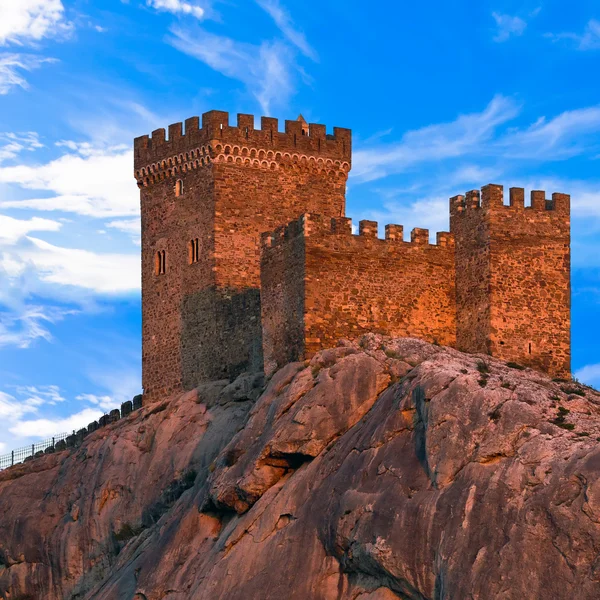 Fortaleza genovesa medieval contra o céu azul com nuvens — Fotografia de Stock