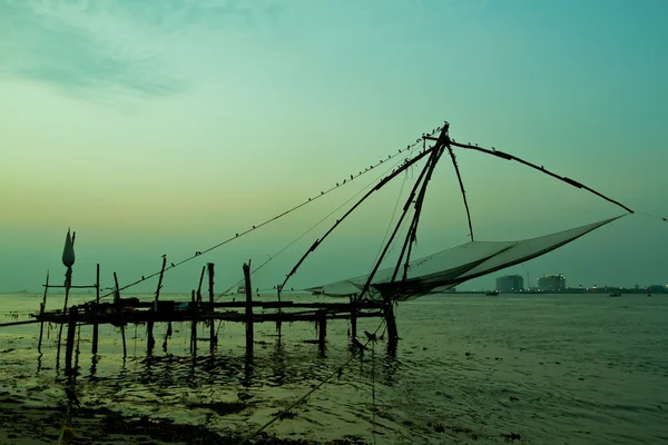 Čínské rybářské sítě při západu slunce v cochin — Stock fotografie