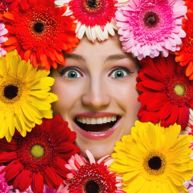 mutlu yüzünün çevresinde çiçek gülümseyen kız. gerbera daisy f