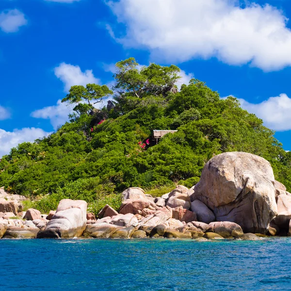 Beautiful tropical island with nice bungalow — Stock Photo, Image