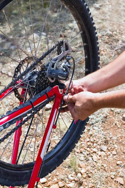 Pumpa ett cykel-däck — Stockfoto