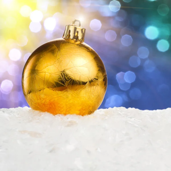 Goldene Weihnachtskugel — Stockfoto