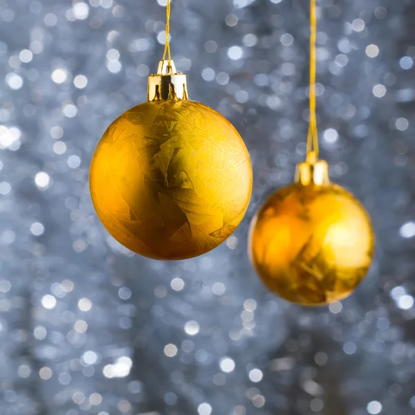 Goldene Weihnachtskugeln — Stockfoto