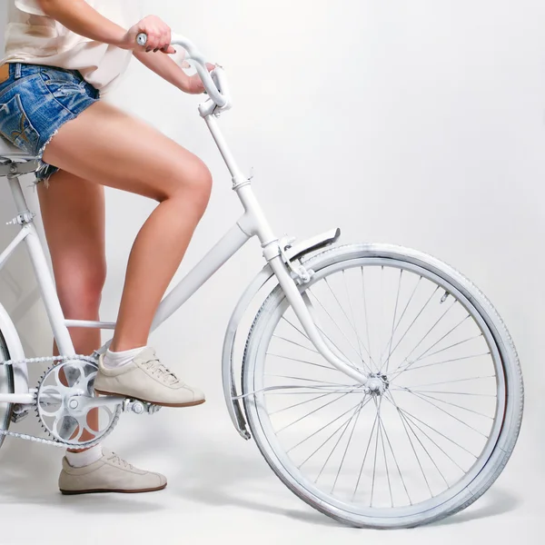 Jovem mulher montando bicicleta vintage — Fotografia de Stock