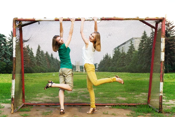 Mulheres jovens se divertindo — Fotografia de Stock
