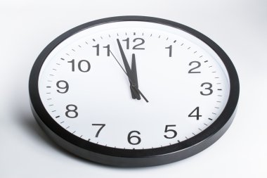 -Saat gece yarısına iki dakika